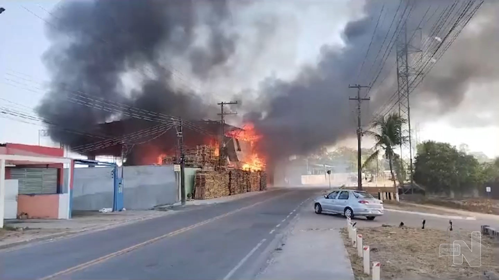 Fábrica é destruída por incêndio de grandes proporções em Manaus – Foto: Reprodução/TV Norte Amazonas