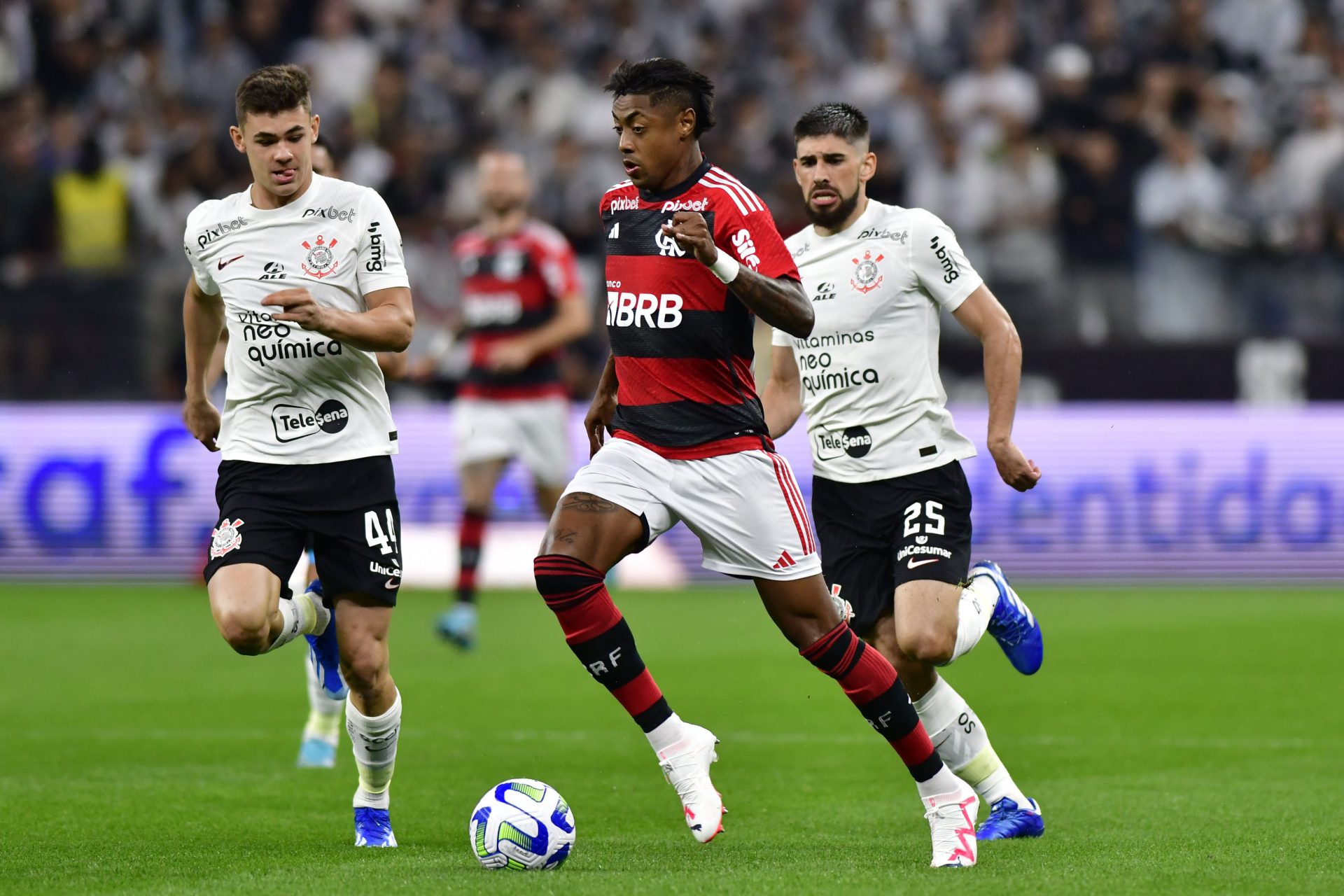 Corinthians e Flamengo em partida válida pela 26ª rodada do Campeonato Brasileiro 2023, na Neo Química Arena - Foto: Eduardo Carmim/Agência O Dia/Estadão Conteúdo