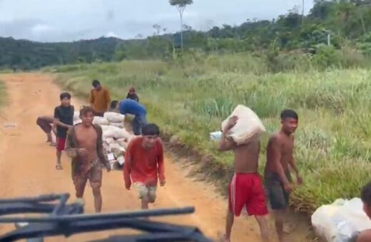 Forças Armadas distribuem mais de 3 toneladas de alimentos na Terra Yanomami, em RR