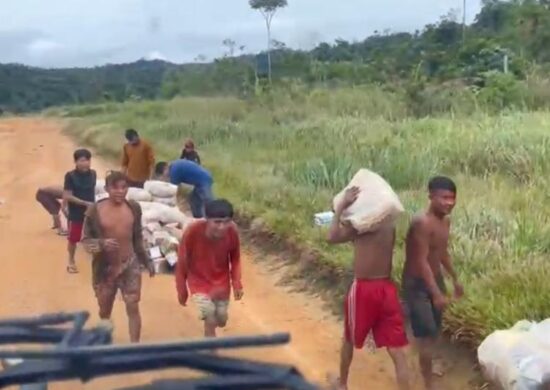 Forças Armadas distribuem mais de 3 toneladas de alimentos na Terra Yanomami, em RR