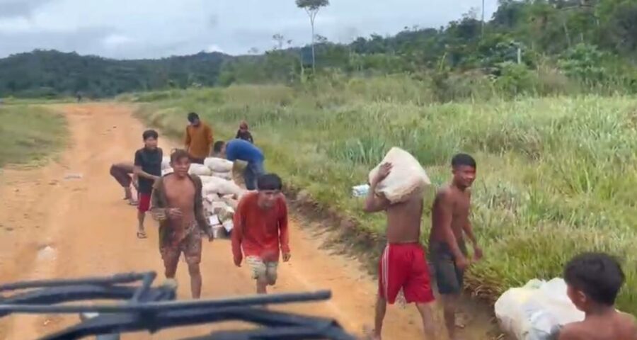 Forças Armadas distribuem mais de 3 toneladas de alimentos na Terra Yanomami, em RR