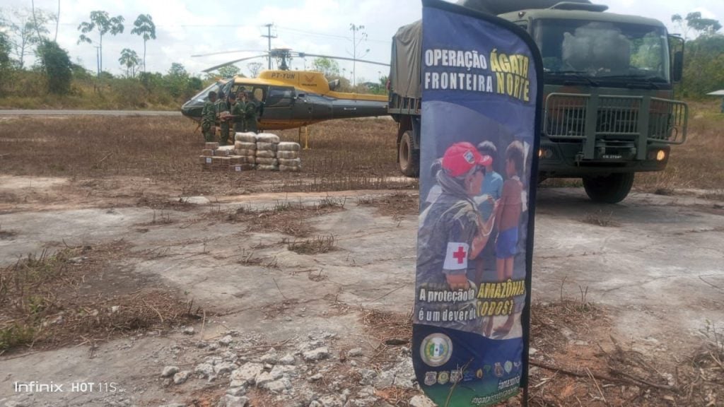 Forças Armadas entregam 10,5 toneladas de alimentos na Terra Yanomami, em RR
