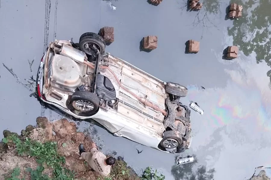 Carro capota e cai em igarapé em Rio Branco; motorista saiu ileso
