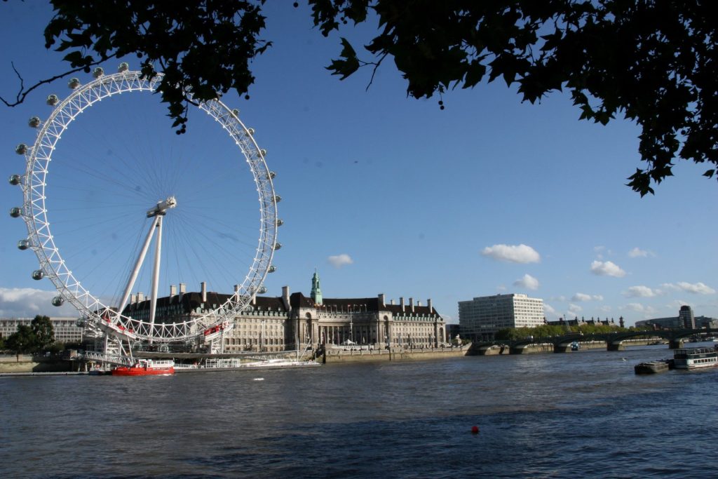 Rio Tâmisa em Londres e pontos turísticos como o 'London Eye' e roda gigante - Foto: AE/Soraya Ursine/Estadão Conteúdo