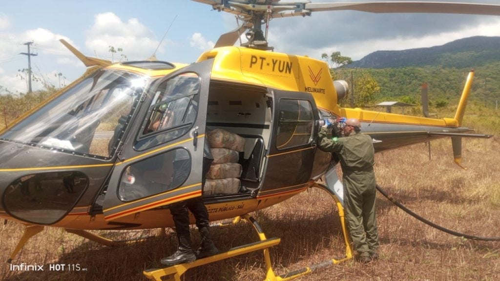 Forças Armadas entregam 10,5 toneladas de alimentos na Terra Yanomami, em RR