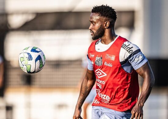 Mendonza refoça o Santos no jogo contra o Red Bull Bragantino - Foto: Reprodução/