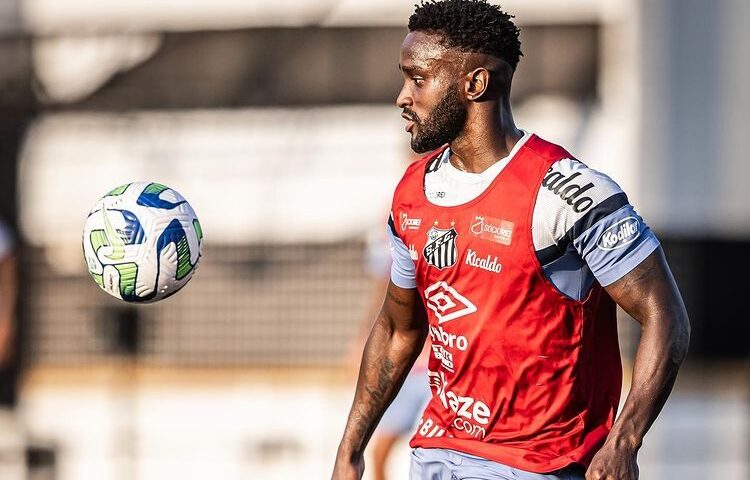 Mendonza refoça o Santos no jogo contra o Red Bull Bragantino - Foto: Reprodução/