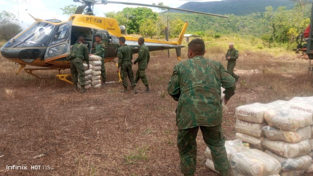 Forças Armadas entregam 10,5 toneladas de alimentos na Terra Yanomami, em RR