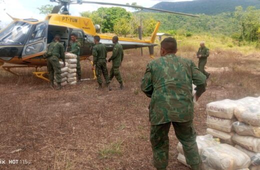 Forças Armadas entregam 10,5 toneladas de alimentos na Terra Yanomami, em RR