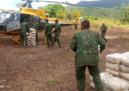 Forças Armadas entregam 10,5 toneladas de alimentos na Terra Yanomami, em RR