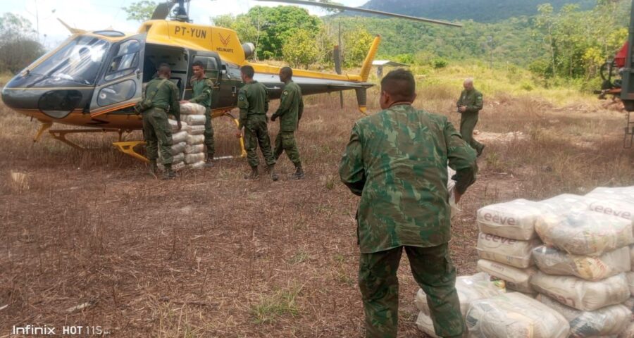 Forças Armadas entregam 10,5 toneladas de alimentos na Terra Yanomami, em RR