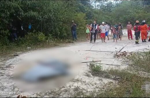 Mulher sai para orar e encontra corpo enterrado em cova rasa em Manaus – Foto: Reprodução/TV Norte Amazonas