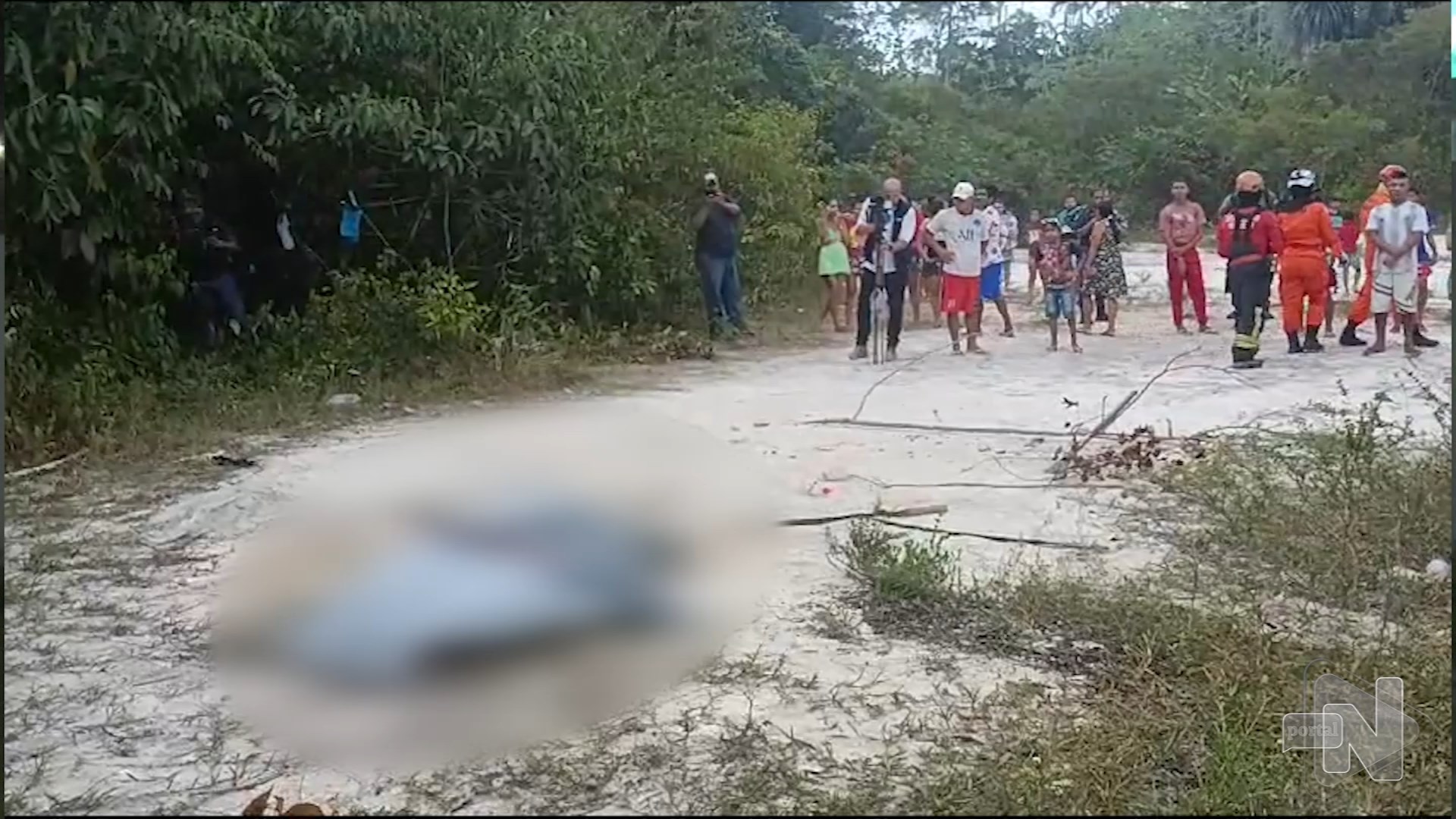 Mulher sai para orar e encontra corpo enterrado em cova rasa em Manaus – Foto: Reprodução/TV Norte Amazonas