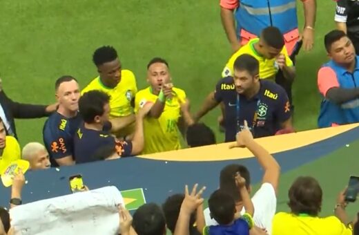 Torcedor joga saco de pipocas na cabeça de Neymar na saída do vestiário - Foto: Reprodução/ X @TNTSportsBR