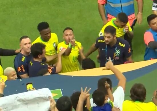 Torcedor joga saco de pipocas na cabeça de Neymar na saída do vestiário - Foto: Reprodução/ X @TNTSportsBR