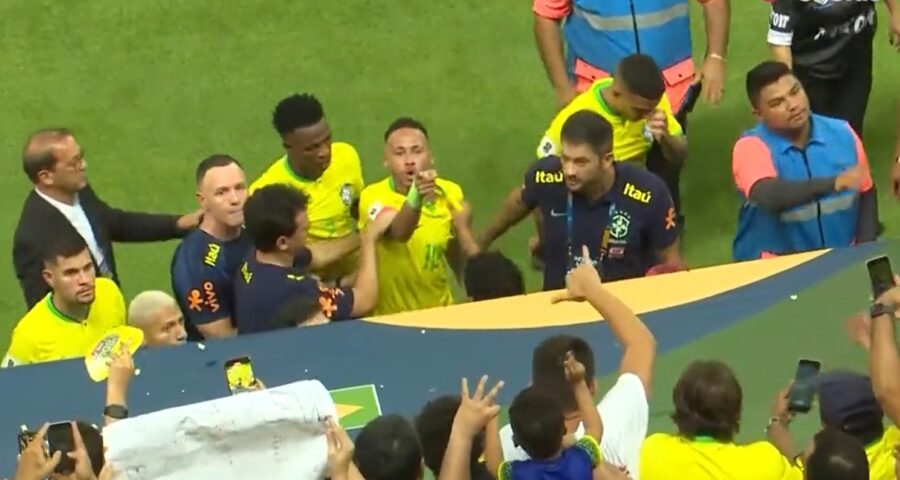 Torcedor joga saco de pipocas na cabeça de Neymar na saída do vestiário - Foto: Reprodução/ X @TNTSportsBR