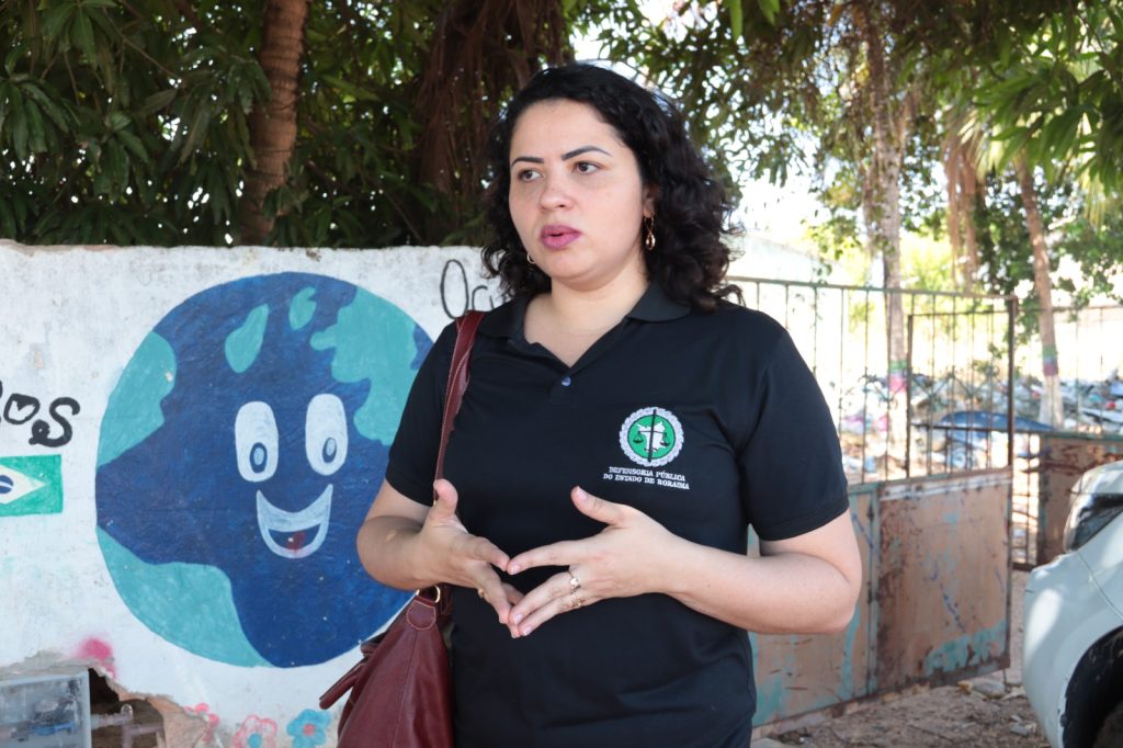  Defensora pública Paula Regina no local para conversar com os migrantes - Foto: DPE-RR/Divulgação