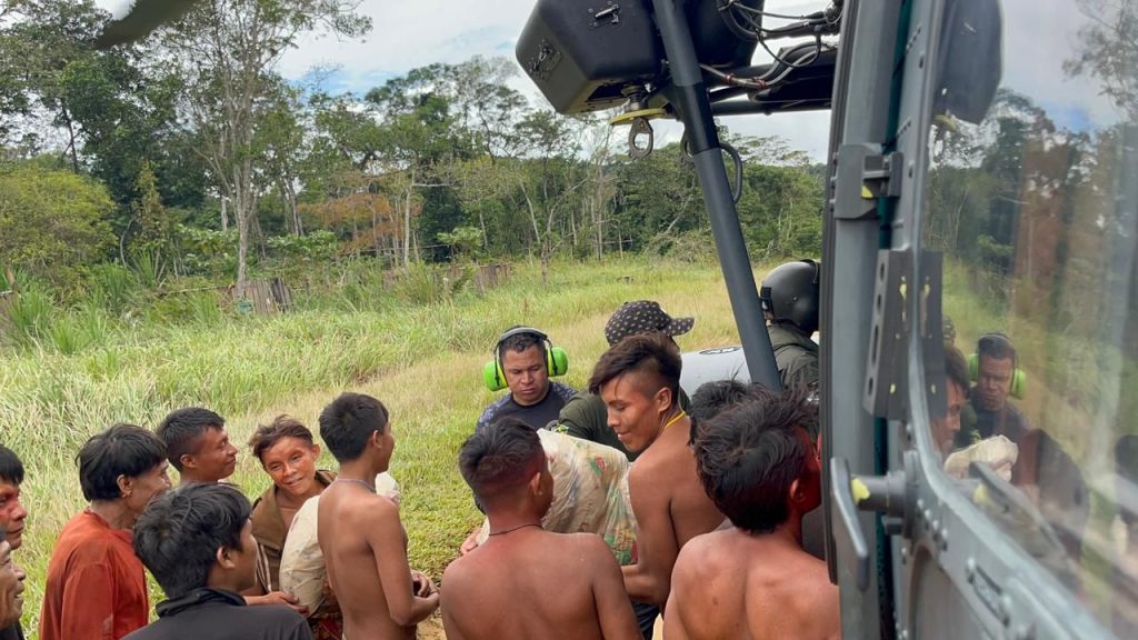 Forças Armadas distribuem mais de 3 toneladas de alimentos na Terra Yanomami, em RR