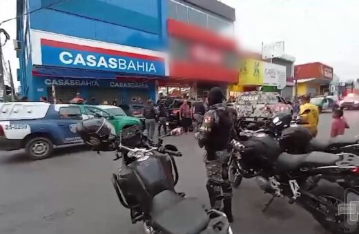 Dois suspeitos fazem clientes reféns durante assalto a loja em Manaus - Foto: Reprodução/TV Norte Amazonas