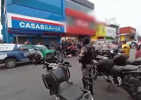 Dois suspeitos fazem clientes reféns durante assalto a loja em Manaus - Foto: Reprodução/TV Norte Amazonas