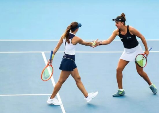 Luisa Stefani e Ingrid Martins superaram a alemã Laura Siegemund e a russa Vera Zvonareva, em Pequim - Foto: Reprodução/ X @timebrasil