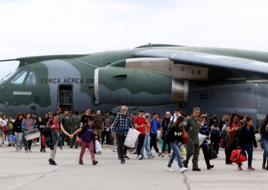 Voo da Força Aérea Brasileira (FAB), com brasileiros repatriados - Foto: Tânia Rêgo/Agência Brasil