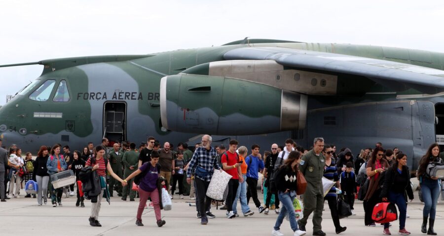 Voo da Força Aérea Brasileira (FAB), com brasileiros repatriados - Foto: Tânia Rêgo/Agência Brasil