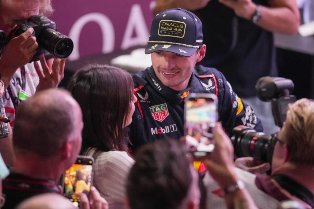 O piloto holandês Max Verstappen, da Red Bull, comemora o tricampeonato mundial de pilotos após a corrida sprint do Grande Prêmio do Catar - Foto: Darko Bandic/Associated Press/Estadão Conteúdo