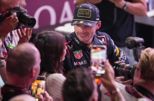 O piloto holandês Max Verstappen, da Red Bull, comemora o tricampeonato mundial de pilotos após a corrida sprint do Grande Prêmio do Catar - Foto: Darko Bandic/Associated Press/Estadão Conteúdo