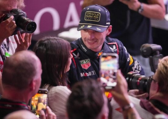 O piloto holandês Max Verstappen, da Red Bull, comemora o tricampeonato mundial de pilotos após a corrida sprint do Grande Prêmio do Catar - Foto: Darko Bandic/Associated Press/Estadão Conteúdo