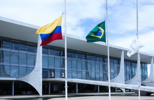 Bandeiras da Colômbia, Brasil e Mercosul no Palácio do Planalto - Foto: Valter Campanato/Agência Brasil