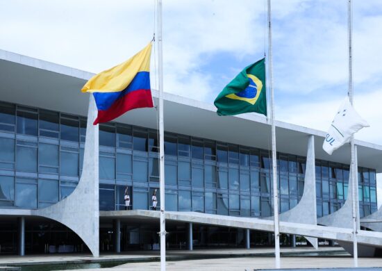 Bandeiras da Colômbia, Brasil e Mercosul no Palácio do Planalto - Foto: Valter Campanato/Agência Brasil