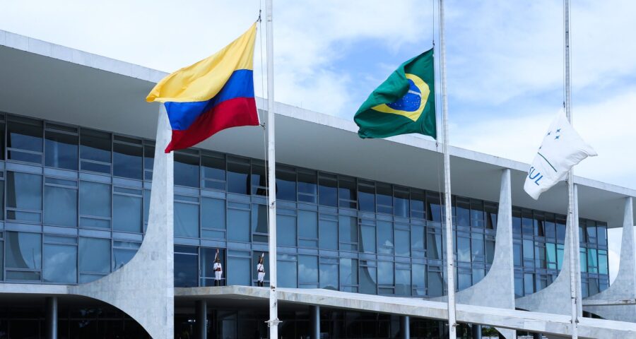 Bandeiras da Colômbia, Brasil e Mercosul no Palácio do Planalto - Foto: Valter Campanato/Agência Brasil