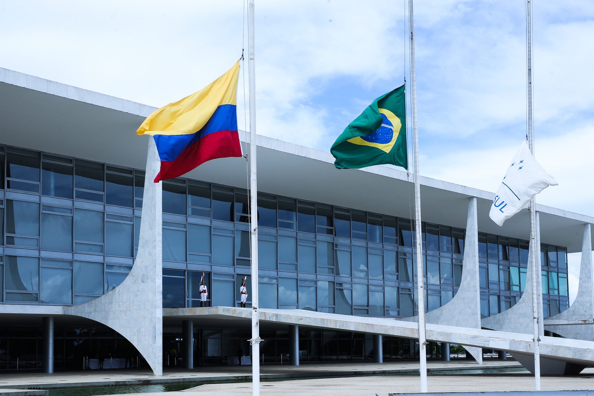Bandeiras da Colômbia, Brasil e Mercosul no Palácio do Planalto - Foto: Valter Campanato/Agência Brasil