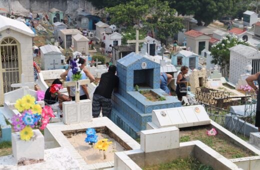 Centenas visitam cemitérios no Dia de Finados em Manaus - Foto: Divulgação/Semcom