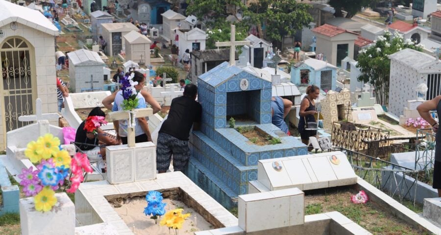 Centenas visitam cemitérios no Dia de Finados em Manaus - Foto: Divulgação/Semcom