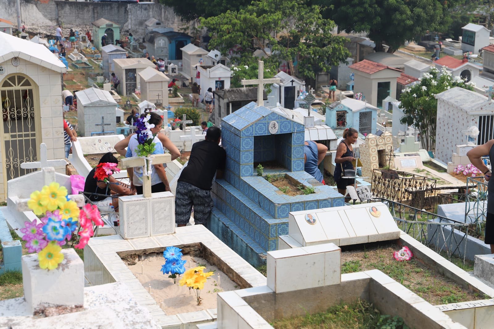Centenas visitam cemitérios no Dia de Finados em Manaus - Foto: Divulgação/Semcom