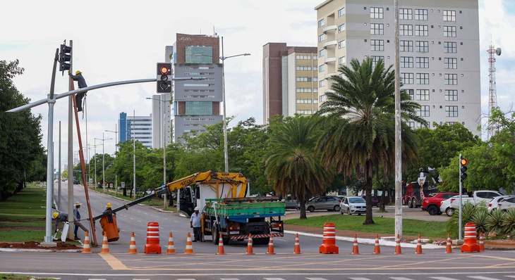Montagem do Túnel de Luzes na Avenida Teotônio Segurado inicia com interdições temporárias