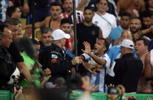 Policiais militares intervêm em confusão entre torcedores brasileiros e argentinos antes da partida entre Brasil e Argentina pelas Eliminatórias Sul-Americanas da Copa do Mundo 2026, no Maracanã, no Rio de Janeiro, na terça-feira (21) - Foto: Pedro Kirilos/Estadão Conteúdo