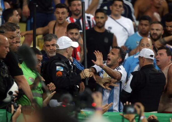 Policiais militares intervêm em confusão entre torcedores brasileiros e argentinos antes da partida entre Brasil e Argentina pelas Eliminatórias Sul-Americanas da Copa do Mundo 2026, no Maracanã, no Rio de Janeiro, na terça-feira (21) - Foto: Pedro Kirilos/Estadão Conteúdo