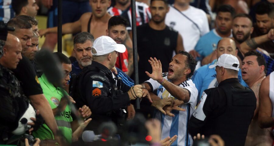 Policiais militares intervêm em confusão entre torcedores brasileiros e argentinos antes da partida entre Brasil e Argentina pelas Eliminatórias Sul-Americanas da Copa do Mundo 2026, no Maracanã, no Rio de Janeiro, na terça-feira (21) - Foto: Pedro Kirilos/Estadão Conteúdo