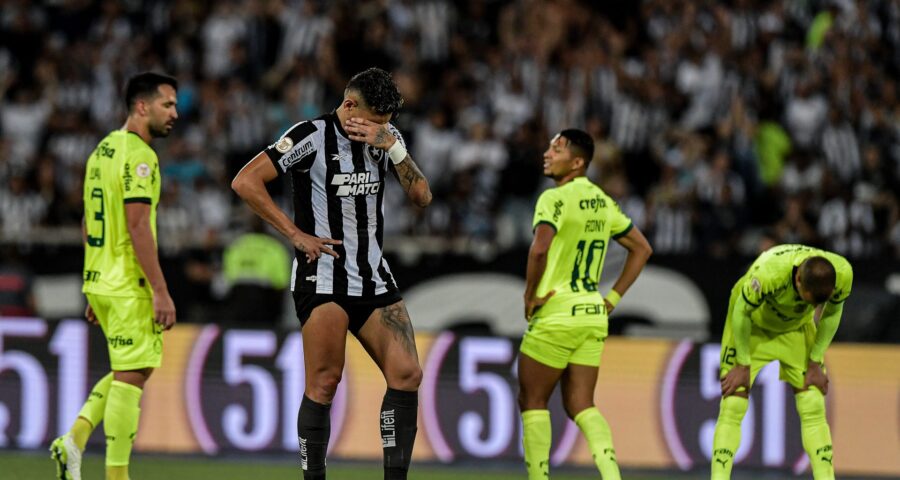 Tiquinho Soares jogador do Botafogo lamenta durante partida contra o Palmeiras - Foto: Thiago Ribeiro/Agif - Agência de Fotografia/Estadão Conteúdo