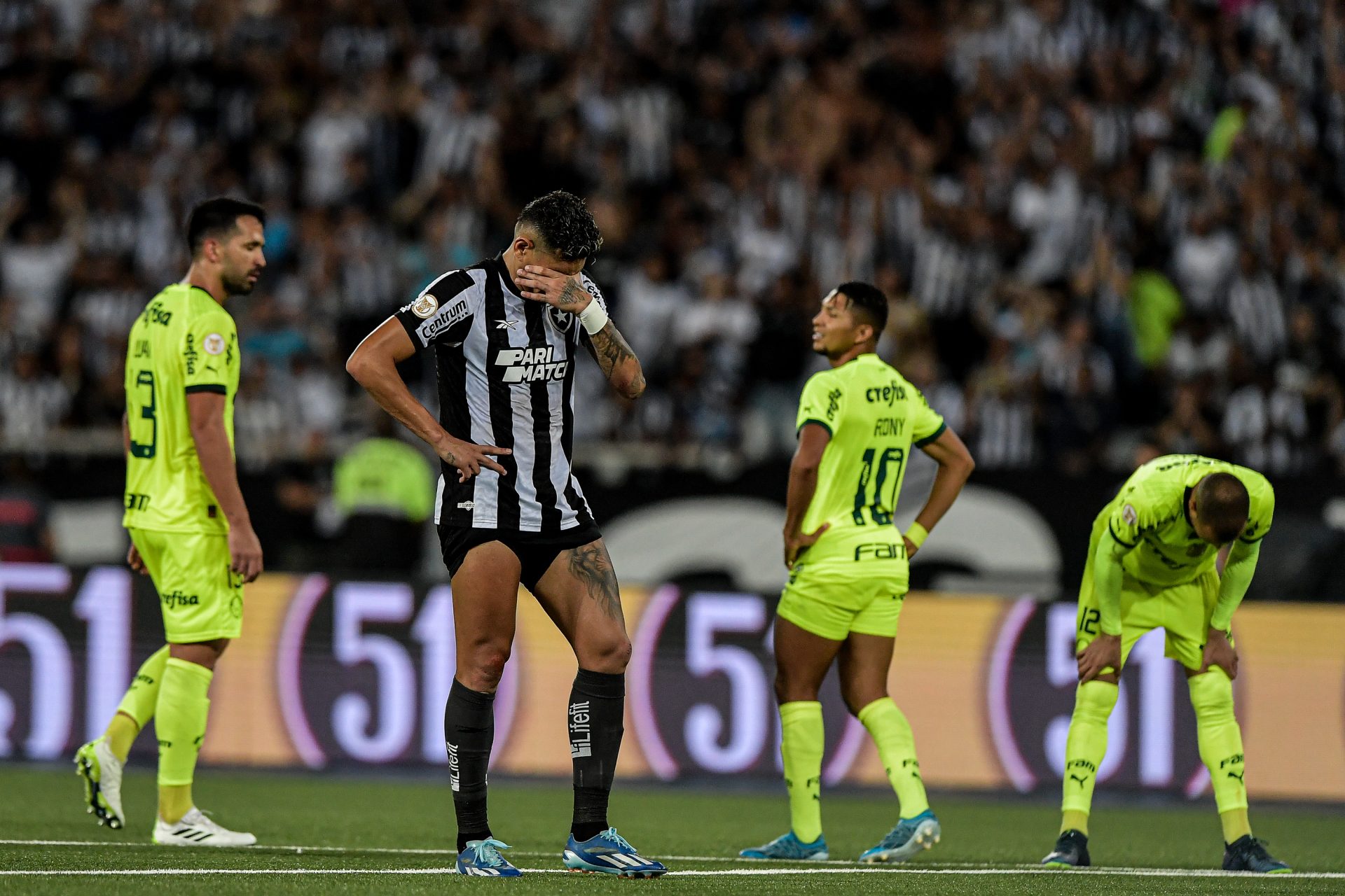 Tiquinho Soares jogador do Botafogo lamenta durante partida contra o Palmeiras - Foto: Thiago Ribeiro/Agif - Agência de Fotografia/Estadão Conteúdo