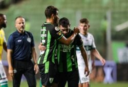 Jogadores do América-MG lamentam ao final da partida contra o Coritiba - Foto: Gilson Lobo/Agif - Agência de Fotografia/Estadão Conteúdo