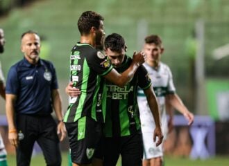 Jogadores do América-MG lamentam ao final da partida contra o Coritiba - Foto: Gilson Lobo/Agif - Agência de Fotografia/Estadão Conteúdo