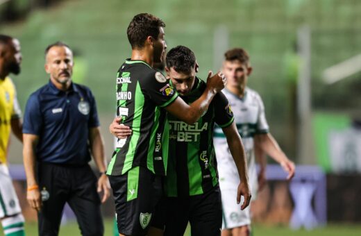 Jogadores do América-MG lamentam ao final da partida contra o Coritiba - Foto: Gilson Lobo/Agif - Agência de Fotografia/Estadão Conteúdo