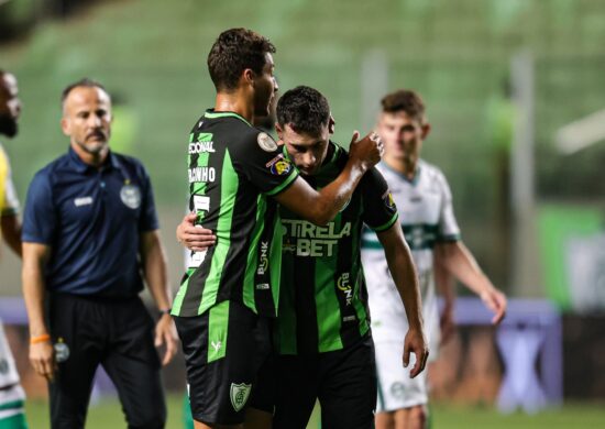 Jogadores do América-MG lamentam ao final da partida contra o Coritiba - Foto: Gilson Lobo/Agif - Agência de Fotografia/Estadão Conteúdo