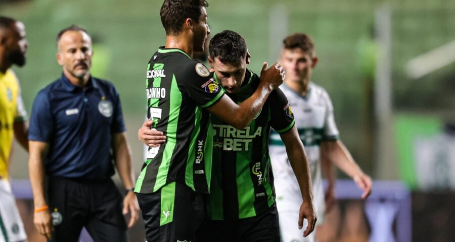 Jogadores do América-MG lamentam ao final da partida contra o Coritiba - Foto: Gilson Lobo/Agif - Agência de Fotografia/Estadão Conteúdo