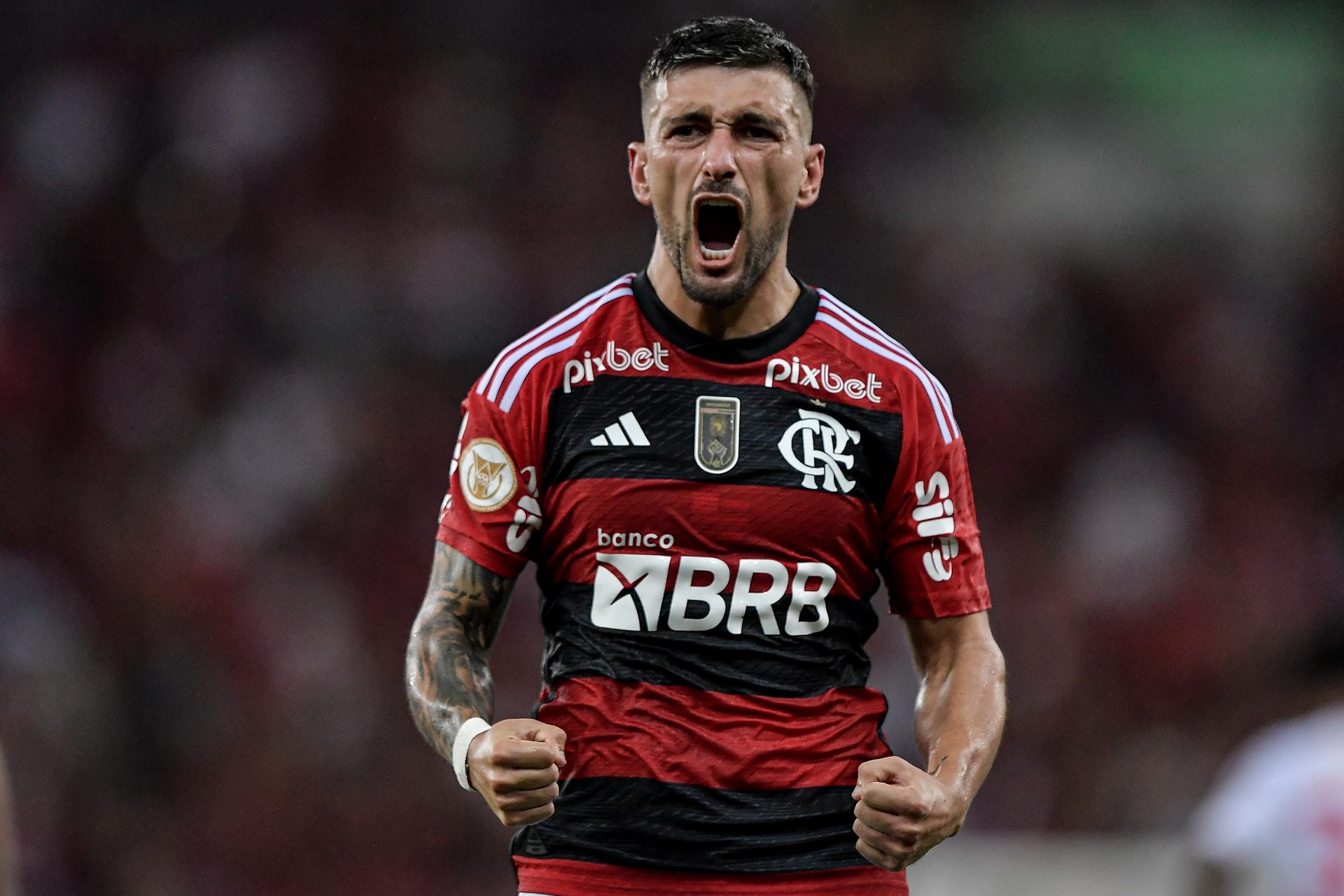Arrascaeta comemora o gol que deu a vitória ao Flamengo contra o Bragantino - Foto: Thiago Ribeiro/AGIF/Agência de Fotografia/Estadão Conteúdo