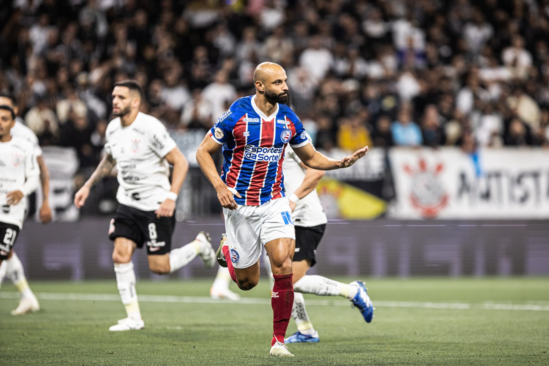 Thaciano, do Bahia, comemora seu gol na partida contra o Corinthians - Foto: Abner Dourado/AGIF - Agência de Fotografia/Estadão Conteúdo